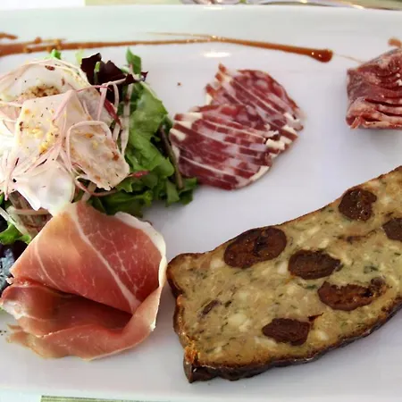 Logis Hotel-restaurant Les Coudercous Hotel Saint-Chély-dʼAubrac